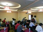 市場部王奕經(jīng)理主持會(huì)議