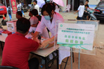 巡展現(xiàn)場(chǎng)關(guān)愛卡車司機(jī)健康體檢
