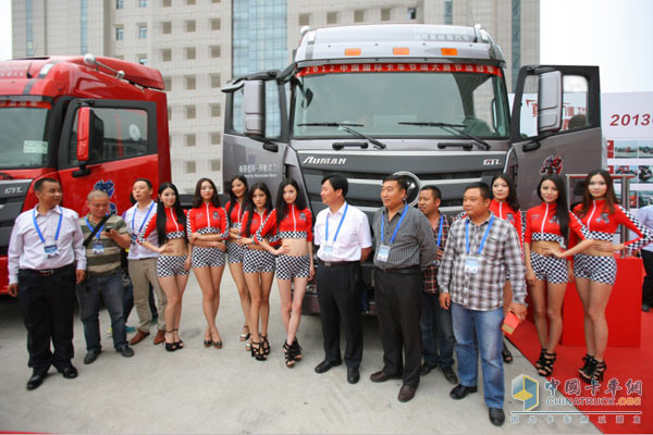 實車體驗區(qū)，參會用戶與車模合影