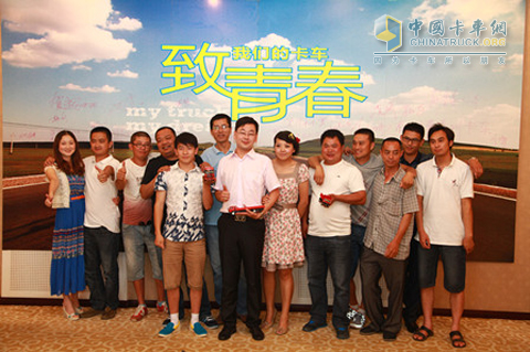 卡友和卡嫂們?cè)谑讓每ㄜ?chē)沙龍