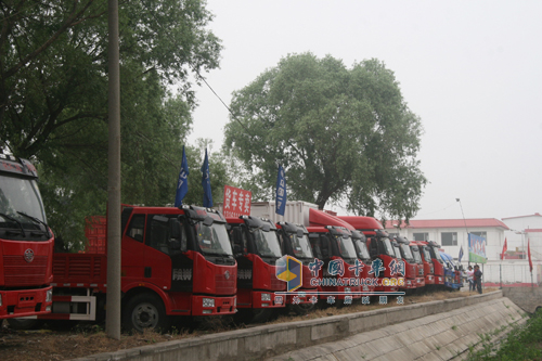 泰恒盛達商貿銷售的卡車擺放在場院里