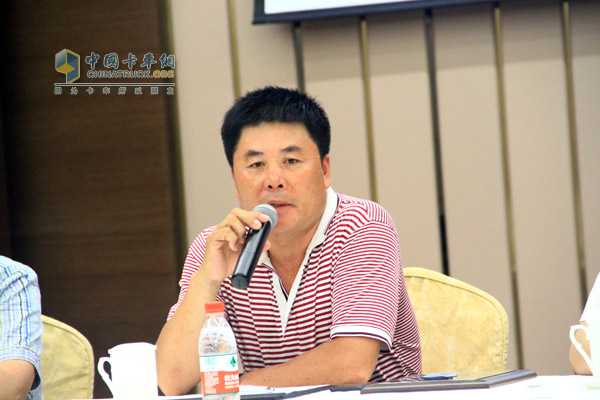 慶豐貨運的車隊長許育榮向記者介紹使用斯堪尼亞重卡情況