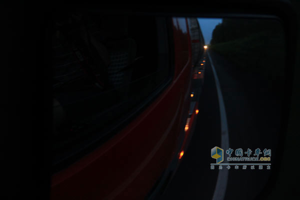 鮮奶運(yùn)輸歸程 濱拓物流 奔馳卡車(chē)