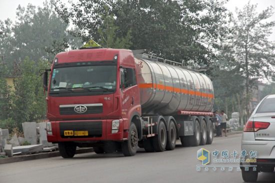 解放危化品運(yùn)輸車