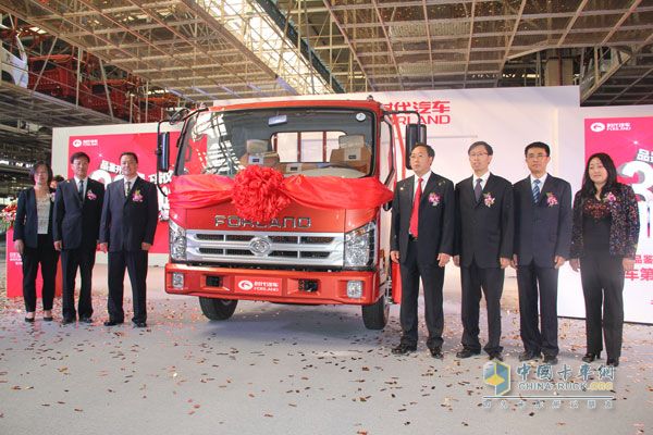 時代汽車領(lǐng)導(dǎo)與車輛合影