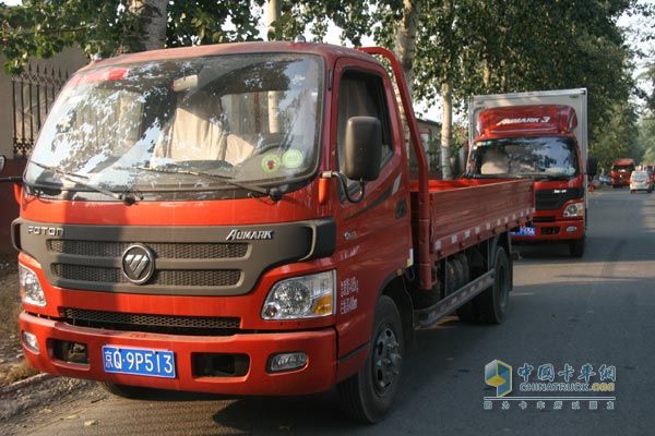 兩臺(tái)嶄新的康明斯輕卡
