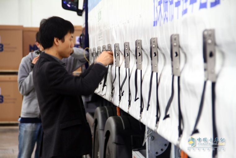 武漢商用車(chē)展 斯堪尼亞現(xiàn)場(chǎng)演示大型實(shí)物高效物流運(yùn)輸