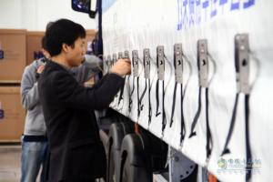 武漢商用車(chē)展 斯堪尼亞現(xiàn)場(chǎng)演示大型實(shí)物高效物流運(yùn)輸