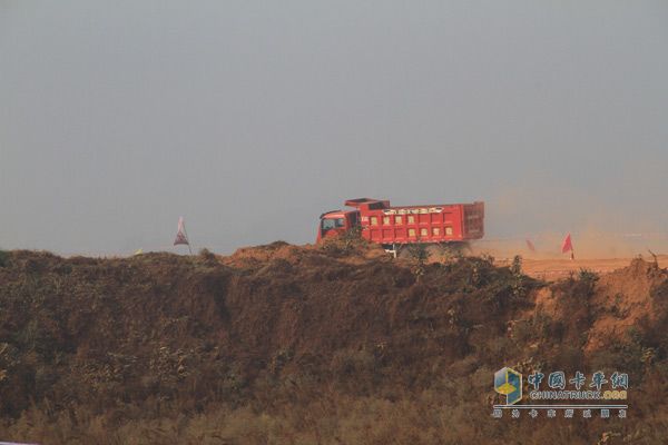福田瑞沃極限挑戰(zhàn)賽冠軍角逐 卡車極限秀