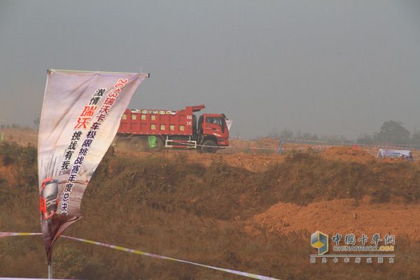 福田瑞沃極限挑戰(zhàn)賽冠軍角逐 卡車極限秀