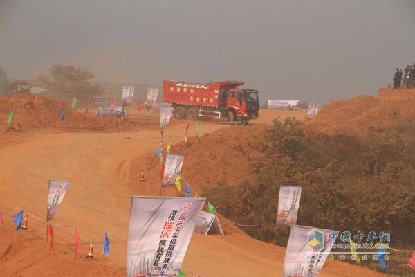 福田瑞沃極限挑戰(zhàn)賽冠軍角逐 卡車極限秀