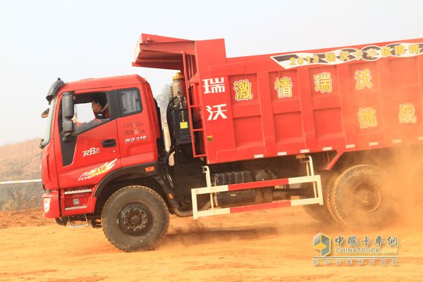 福田瑞沃極限挑戰(zhàn)賽冠軍角逐 卡車極限秀