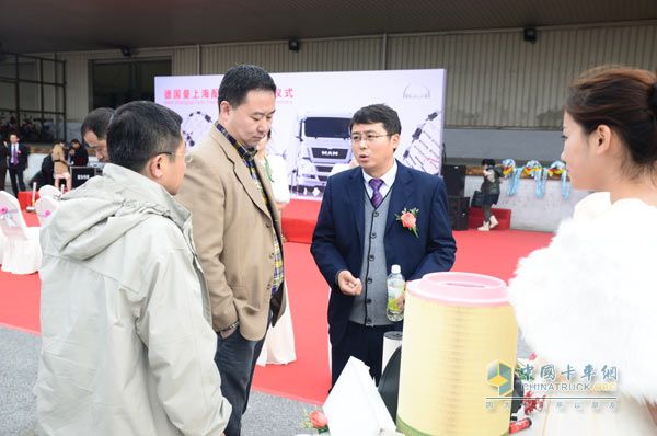 開業(yè)儀式現(xiàn)場，德國曼展示了其德國原廠零部件