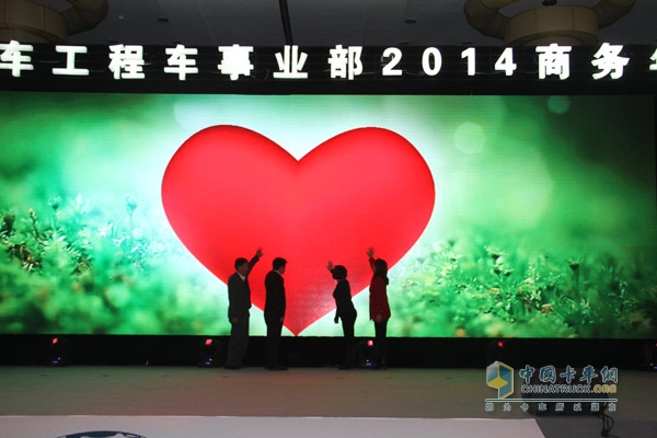 工程車事業(yè)部常務(wù)副總經(jīng)理兼營(yíng)銷公司總經(jīng)理梁?jiǎn)垺⒅袊?guó)汽車報(bào)商用車廣告部主任劉堅(jiān)、商用汽車新聞主編賀北時(shí)以及經(jīng)銷商代表開(kāi)啟助學(xué)行動(dòng)