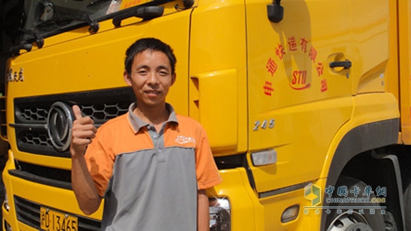 王明慧在自己的愛車旁為“東風”豎起大拇指