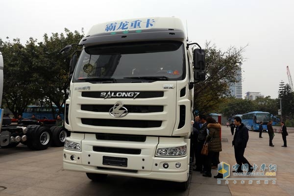 東風(fēng)柳汽霸龍M7C康明斯動(dòng)力牽引車(chē)