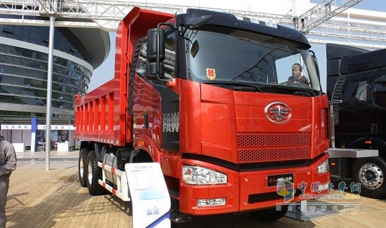 符合歐四排放標(biāo)準(zhǔn)的2013款解放J6P自卸車(chē)