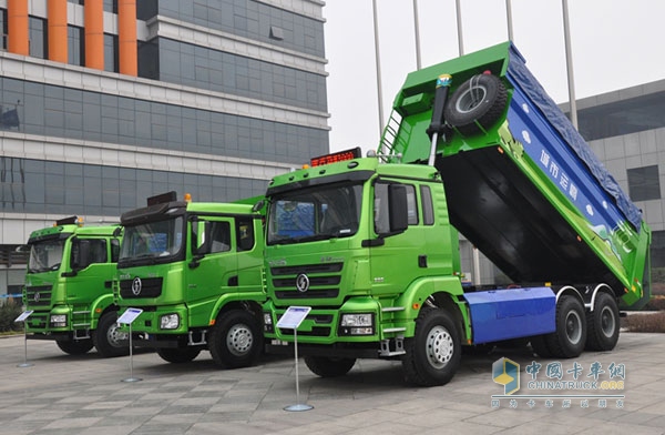 會場外展示的陜汽新型、環(huán)保渣土車