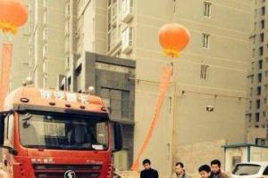 牛人拉卡車(chē) 陜汽作襯托
