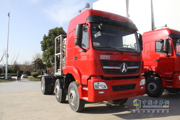 現(xiàn)場(chǎng)展出的北奔V3M牽引車