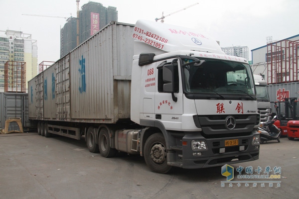 在不斷擴(kuò)大車隊(duì)規(guī)模的同時(shí)藍(lán)色快運(yùn)還與其他企業(yè)共同運(yùn)營專線運(yùn)輸