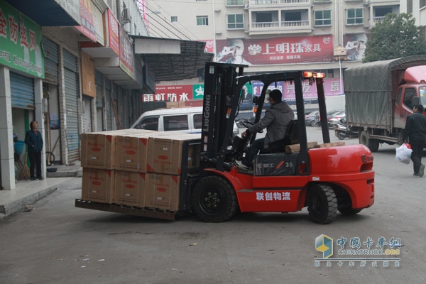 機(jī)械化裝卸為藍(lán)色快運(yùn)增強(qiáng)車隊(duì)周轉(zhuǎn)能力