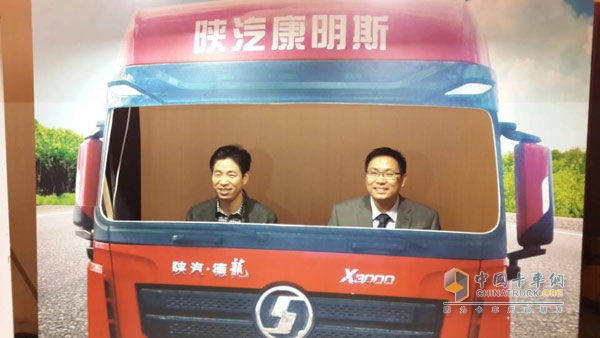 陜西重汽銷售公司總工程師兼汽車工程研究院副院長邵國強(qiáng)（左）及西安康明斯發(fā)動機(jī)有限公司總經(jīng)理黃海濤（右）駕駛陜汽康明斯 幸福一家親 駛上財(cái)富直通路