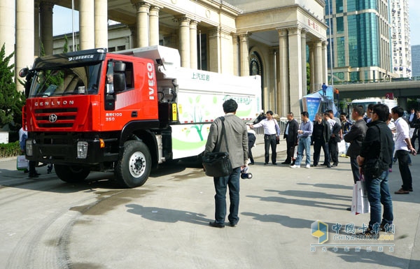 紅巖杰獅可卸式垃圾車亮相第七屆上海國際固體廢棄物、清潔專用設備與技術展