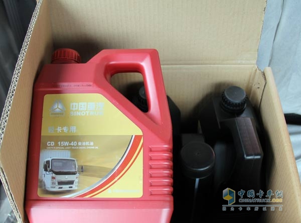 購(gòu)買新車時(shí)標(biāo)配的機(jī)油便于到服務(wù)站做保養(yǎng)