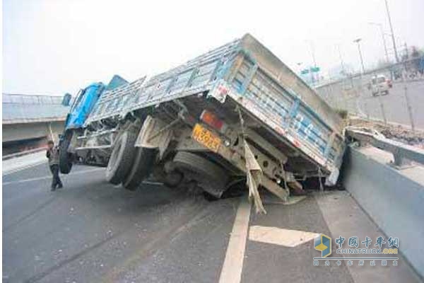 卡車爆胎是夏季高速事故的罪魁禍首
