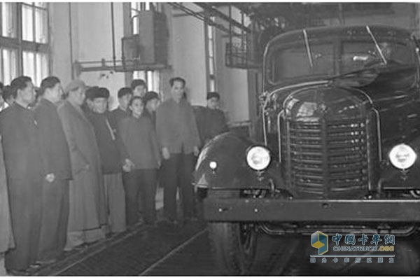 毛主席觀看解放卡車(chē)