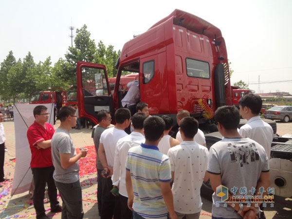 柳汽國(guó)四卡車(chē)“安全、可靠、省油、高效”的產(chǎn)品品質(zhì)，贏得了在場(chǎng)用戶的青睞。