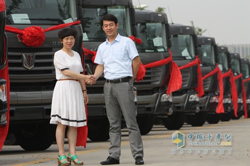 聯(lián)合卡車張志國與中基遠(yuǎn)洋馬千云代表公司正式交車
