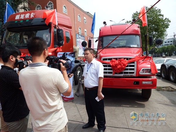 華駿汽車銷售服務公司總經(jīng)理任順明接受媒體采訪