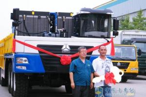 國內(nèi)第一輛歐Ⅴ雙置發(fā)動機(jī)特種車底盤交付用戶