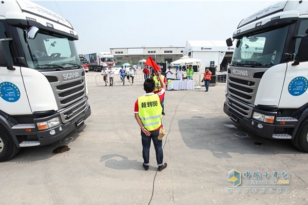 選手在進行“精準(zhǔn)碰樁及一對一定位停車賽”項目比賽