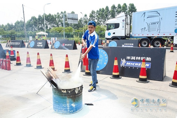 選手正在進”消防滅火“項目比賽