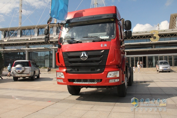 中國(guó)重汽豪瀚牽引車