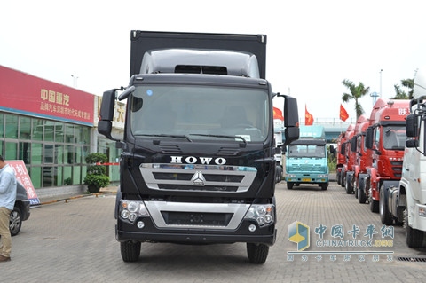 中國重汽 HOWOT5G平臺(tái)中卡 4*2廂式載貨車