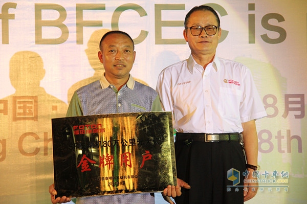 80萬公里無大修新紀錄頒獎 左為司機張玉