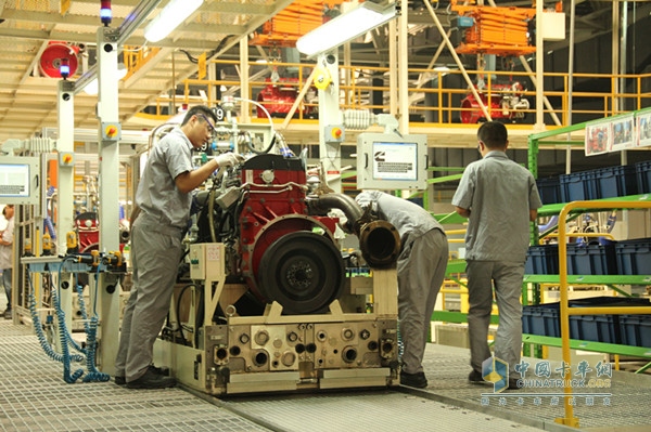 福田康明斯員工現(xiàn)場操作