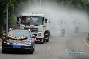 12輛東風(fēng)環(huán)衛(wèi)車迎親車隊(duì) 開啟一場浪漫的婚禮 