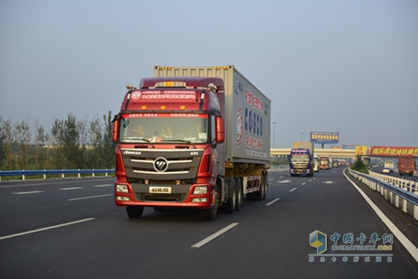 行駛在江蘇-河南G30國道上的絲綢之路國家卡車集結(jié)賽車隊