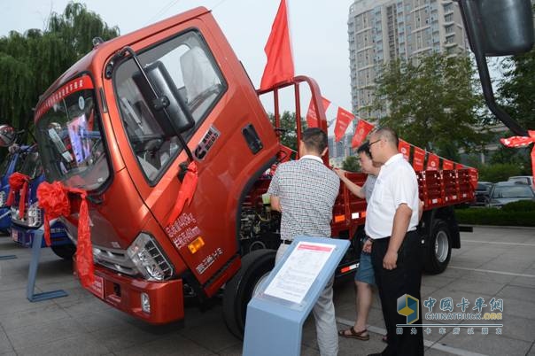 時(shí)代汽車2014年中商務(wù)會(huì)樣車展示區(qū)，參會(huì)代表正在了解康瑞H3車型的性能及配置