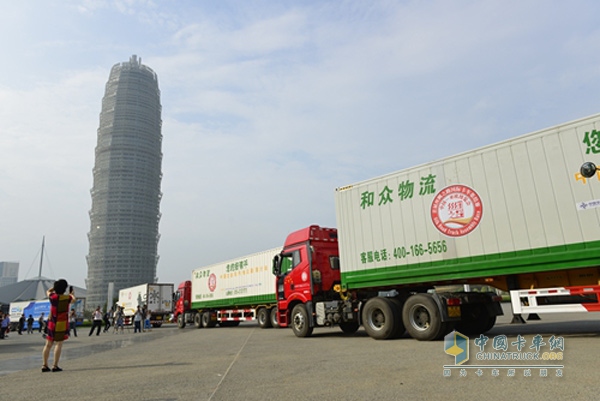 絲綢之路國際卡車集結(jié)賽車隊從鄭州出發(fā)前往西安