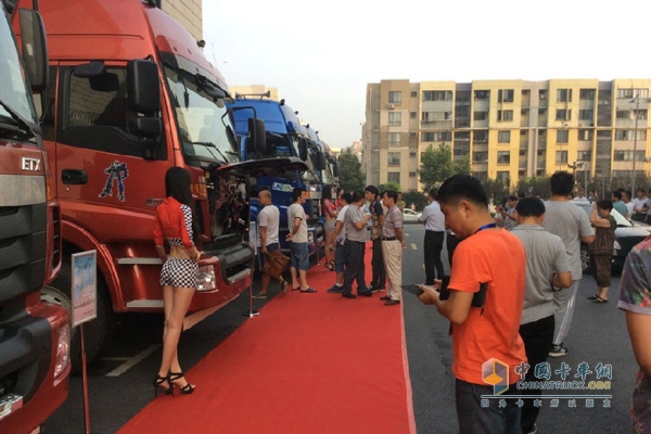 眾多用戶關(guān)注福田戴姆勒新一代集裝箱專業(yè)運輸車