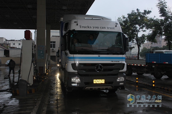 奔馳卡車(chē)凌晨發(fā)車(chē)