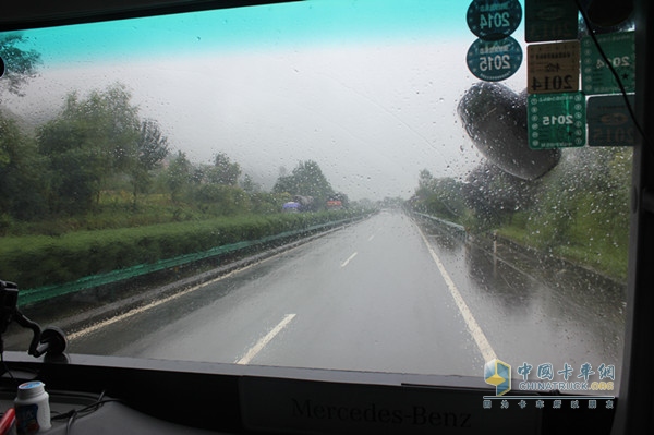 遇到下雨，奔馳卡車(chē)冒雨前進(jìn)