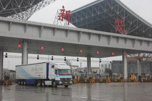 風(fēng)雨無(wú)阻 奔馳卡車(chē)成都到陜西油耗測(cè)試