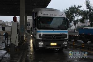 百公里油耗33.6升 奔馳卡車完美應(yīng)對(duì)成都-西安復(fù)雜路況